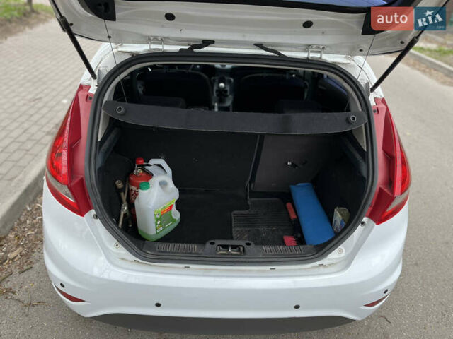 Білий Форд Фієста, об'ємом двигуна 1.4 л та пробігом 225 тис. км за 5900 $, фото 27 на Automoto.ua