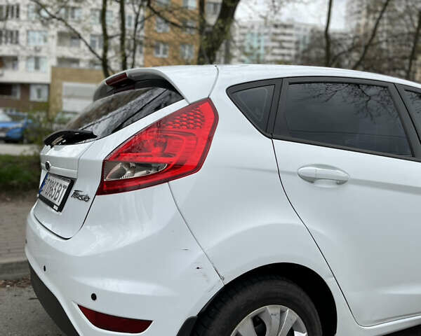 Білий Форд Фієста, об'ємом двигуна 1.4 л та пробігом 225 тис. км за 5900 $, фото 4 на Automoto.ua
