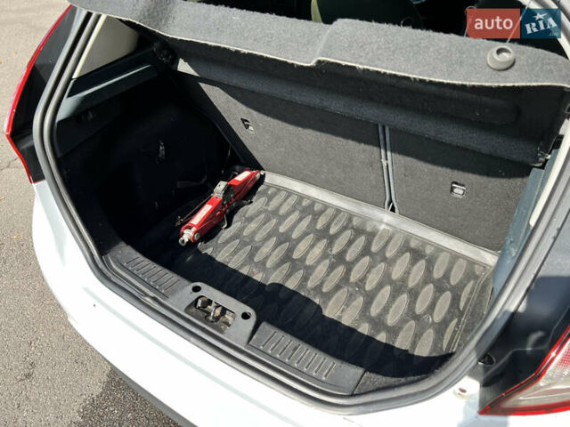 Білий Форд Фієста, об'ємом двигуна 1.25 л та пробігом 192 тис. км за 5200 $, фото 19 на Automoto.ua