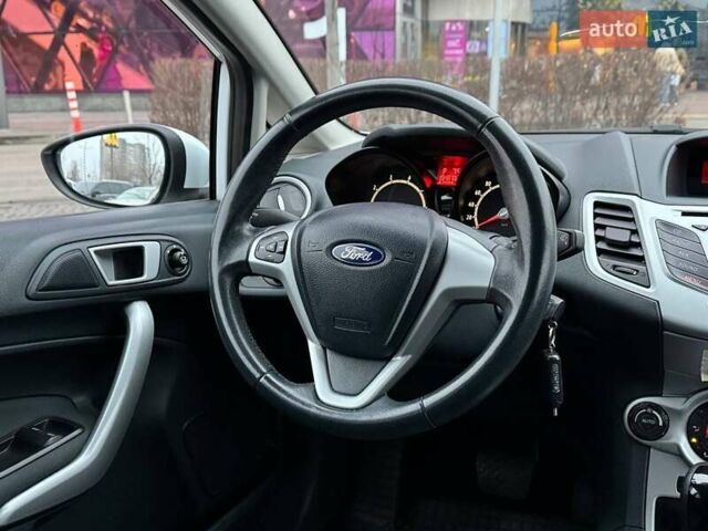 Білий Форд Фієста, об'ємом двигуна 1.39 л та пробігом 150 тис. км за 6990 $, фото 21 на Automoto.ua