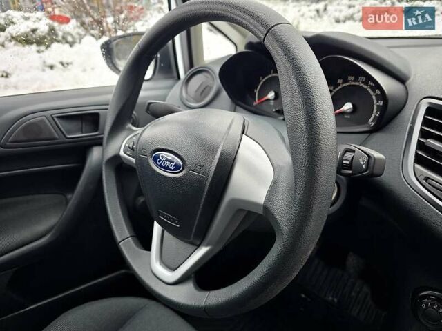 Білий Форд Фієста, об'ємом двигуна 1.25 л та пробігом 53 тис. км за 6400 $, фото 53 на Automoto.ua