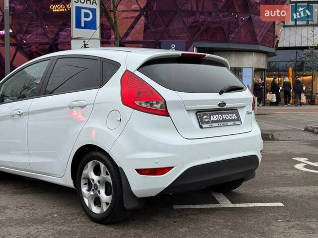 Білий Форд Фієста, об'ємом двигуна 1.39 л та пробігом 150 тис. км за 6990 $, фото 5 на Automoto.ua