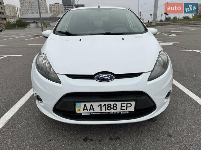 Форд Фиеста 2012 в Киеве на Automoto.ua Белый Форд Фиеста, объемом двигателя 1.39 л и пробегом 131 тыс. км за 8000 $, фото 3 на Automoto.ua
