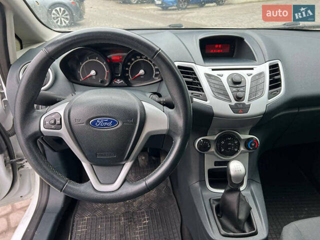 Білий Форд Фієста, об'ємом двигуна 1.2 л та пробігом 140 тис. км за 6990 $, фото 22 на Automoto.ua