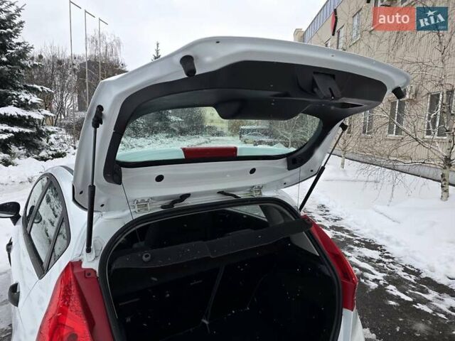 Білий Форд Фієста, об'ємом двигуна 1.25 л та пробігом 53 тис. км за 6400 $, фото 111 на Automoto.ua