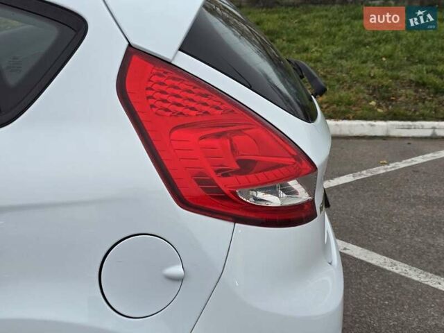 Белый Форд Фиеста, объемом двигателя 1.4 л и пробегом 32 тыс. км за 7600 $, фото 14 на Automoto.ua