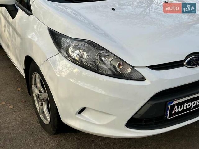 Білий Форд Фієста, об'ємом двигуна 1.2 л та пробігом 170 тис. км за 6290 $, фото 2 на Automoto.ua