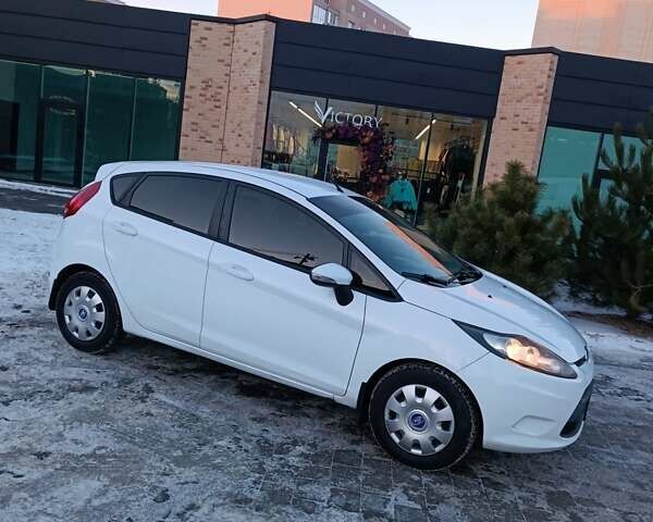 Белый Форд Фиеста, объемом двигателя 1.4 л и пробегом 95 тыс. км за 6900 $, фото 3 на Automoto.ua