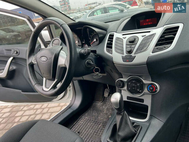 Білий Форд Фієста, об'ємом двигуна 1.2 л та пробігом 140 тис. км за 6990 $, фото 37 на Automoto.ua