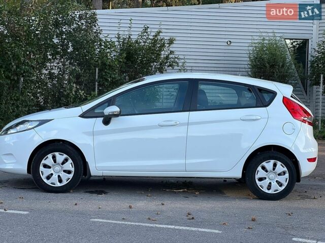 Білий Форд Фієста, об'ємом двигуна 1.4 л та пробігом 125 тис. км за 6850 $, фото 2 на Automoto.ua