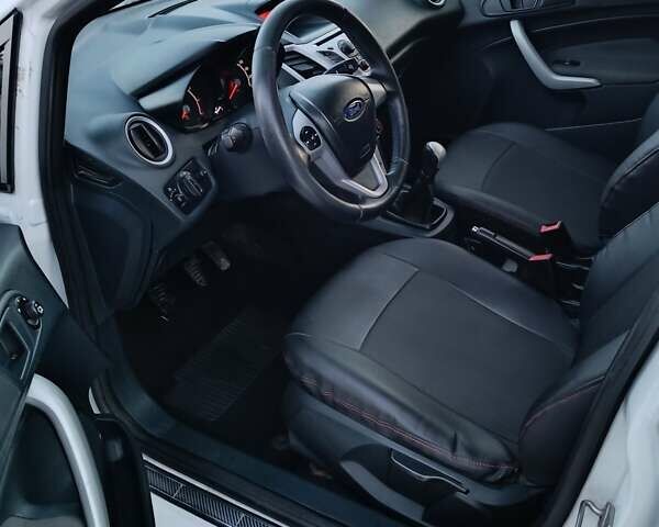 Белый Форд Фиеста, объемом двигателя 1.4 л и пробегом 95 тыс. км за 6900 $, фото 24 на Automoto.ua