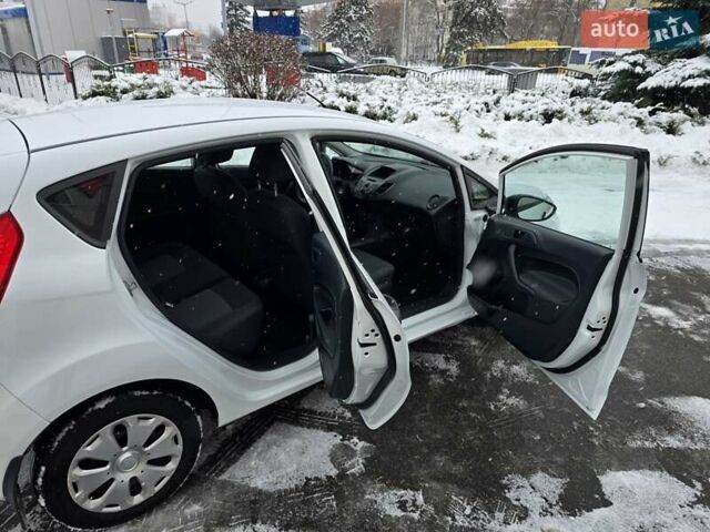 Білий Форд Фієста, об'ємом двигуна 1.25 л та пробігом 53 тис. км за 6400 $, фото 68 на Automoto.ua
