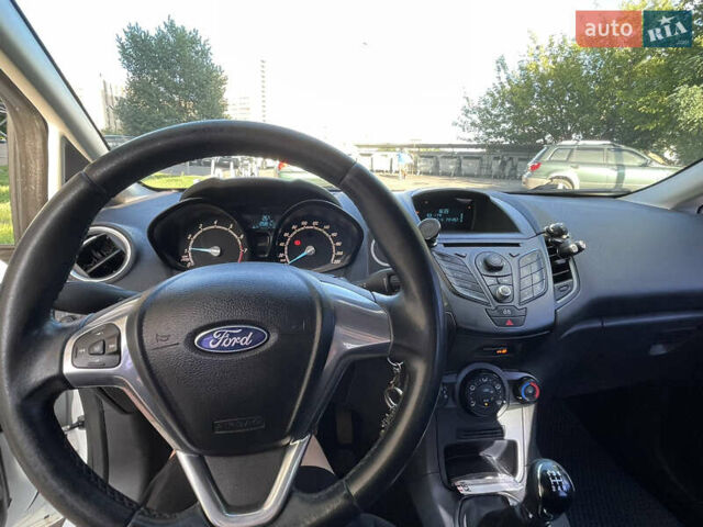 Білий Форд Фієста, об'ємом двигуна 1.24 л та пробігом 215 тис. км за 6000 $, фото 5 на Automoto.ua