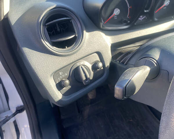 Белый Форд Фиеста, объемом двигателя 1.24 л и пробегом 108 тыс. км за 5600 $, фото 10 на Automoto.ua