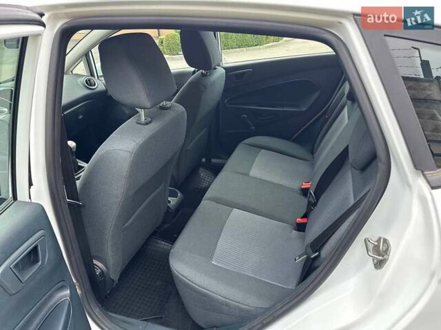 Білий Форд Фієста, об'ємом двигуна 1.4 л та пробігом 38 тис. км за 7600 $, фото 8 на Automoto.ua