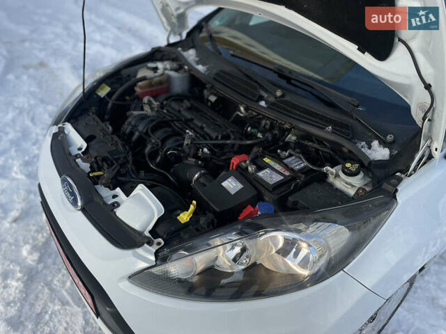 Белый Форд Фиеста, объемом двигателя 1.24 л и пробегом 209 тыс. км за 6499 $, фото 26 на Automoto.ua
