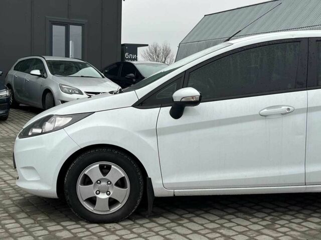 Білий Форд Фієста, об'ємом двигуна 1.2 л та пробігом 140 тис. км за 6990 $, фото 2 на Automoto.ua