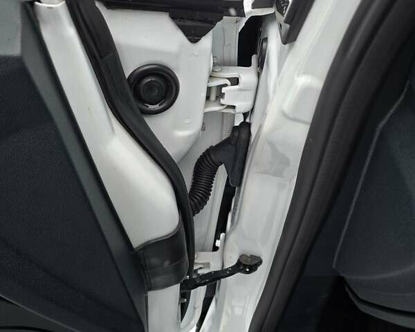 Білий Форд Фієста, об'ємом двигуна 1.25 л та пробігом 53 тис. км за 6400 $, фото 79 на Automoto.ua