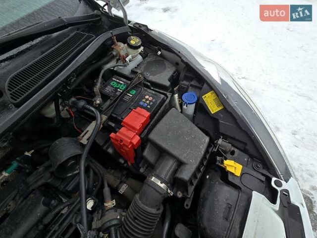 Білий Форд Фієста, об'ємом двигуна 1.25 л та пробігом 53 тис. км за 6400 $, фото 121 на Automoto.ua