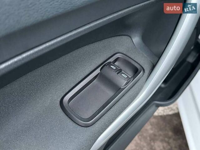 Білий Форд Фієста, об'ємом двигуна 1.39 л та пробігом 150 тис. км за 6990 $, фото 14 на Automoto.ua