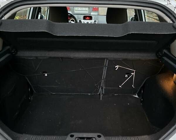 Белый Форд Фиеста, объемом двигателя 1.4 л и пробегом 32 тыс. км за 7600 $, фото 13 на Automoto.ua