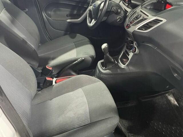 Білий Форд Фієста, об'ємом двигуна 1.4 л та пробігом 125 тис. км за 6000 $, фото 13 на Automoto.ua