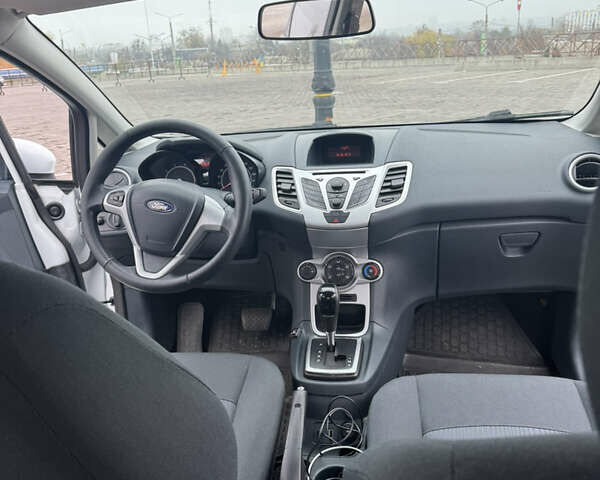 Белый Форд Фиеста, объемом двигателя 1.4 л и пробегом 128 тыс. км за 7100 $, фото 11 на Automoto.ua