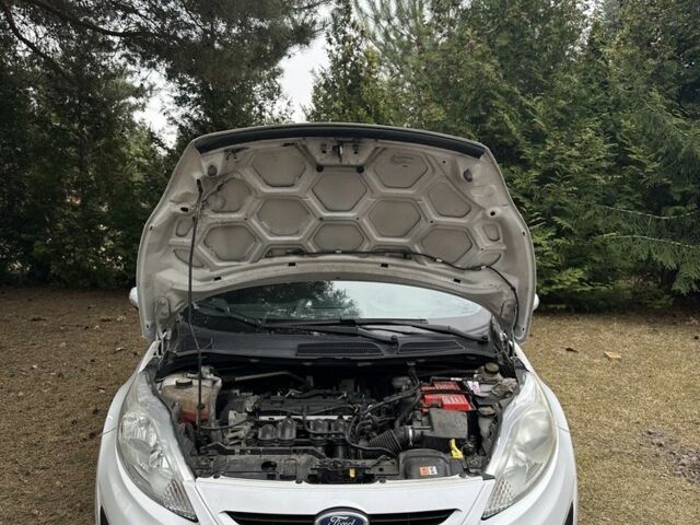 Белый Форд Фиеста, объемом двигателя 1.6 л и пробегом 185 тыс. км за 7200 $, фото 13 на Automoto.ua