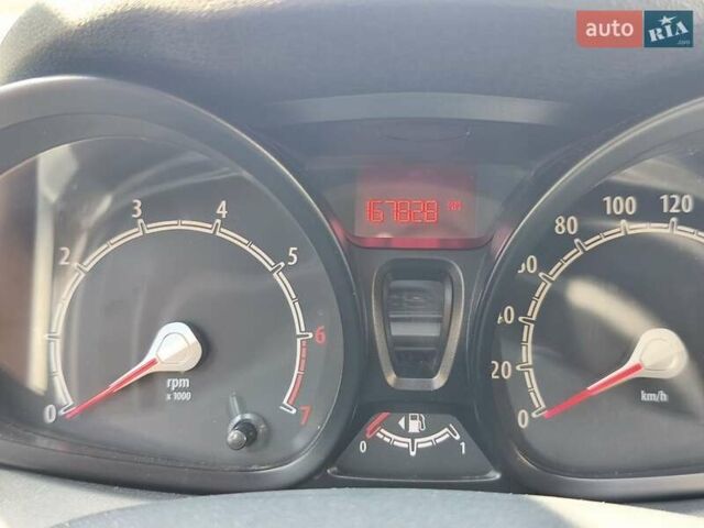 Белый Форд Фиеста, объемом двигателя 1.25 л и пробегом 170 тыс. км за 6200 $, фото 4 на Automoto.ua