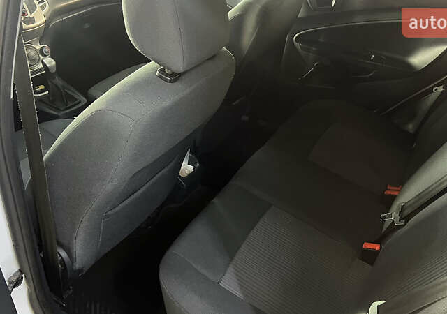 Белый Форд Фиеста, объемом двигателя 1.24 л и пробегом 127 тыс. км за 5200 $, фото 7 на Automoto.ua