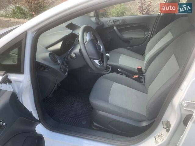 Форд Фиеста 2012 в Полтаве на Automoto.ua Белый Форд Фиеста, объемом двигателя 1.25 л и пробегом 51 тыс. км за 7199 $, фото 9 на Automoto.ua