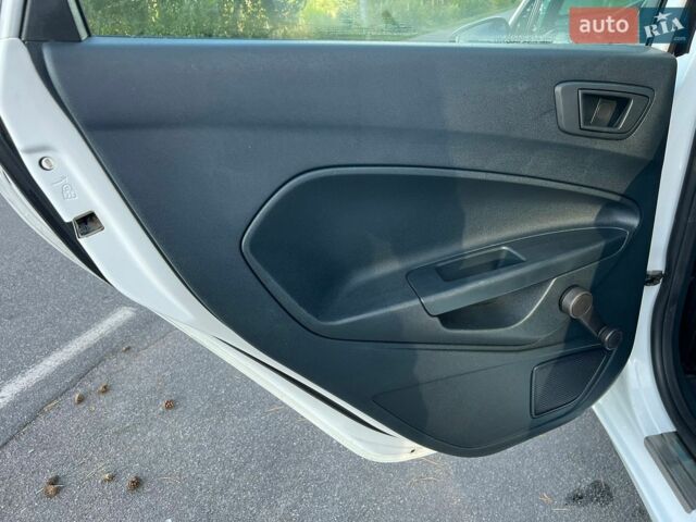 Білий Форд Фієста, об'ємом двигуна 1.4 л та пробігом 125 тис. км за 6850 $, фото 25 на Automoto.ua