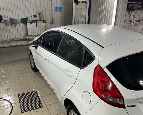 Белый Форд Фиеста, объемом двигателя 1.4 л и пробегом 125 тыс. км за 6000 $, фото 4 на Automoto.ua