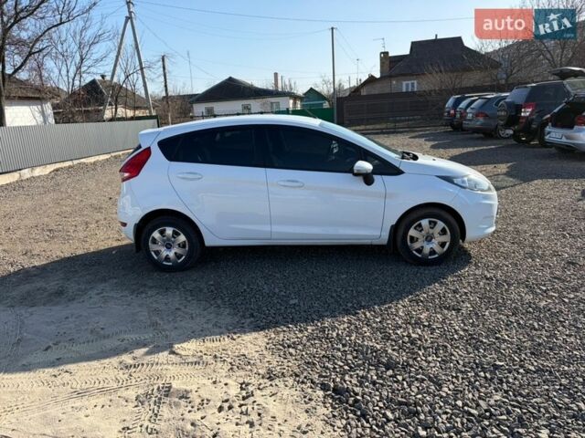 Білий Форд Фієста, об'ємом двигуна 1.39 л та пробігом 82 тис. км за 7500 $, фото 3 на Automoto.ua