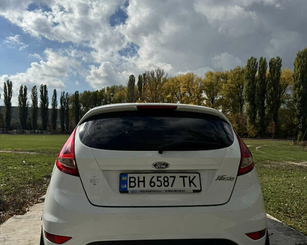 Форд Фиеста 2012 в Ананьеве на Automoto.ua Белый Форд Фиеста, объемом двигателя 1.4 л и пробегом 75 тыс. км за 8300 $, фото 2 на Automoto.ua