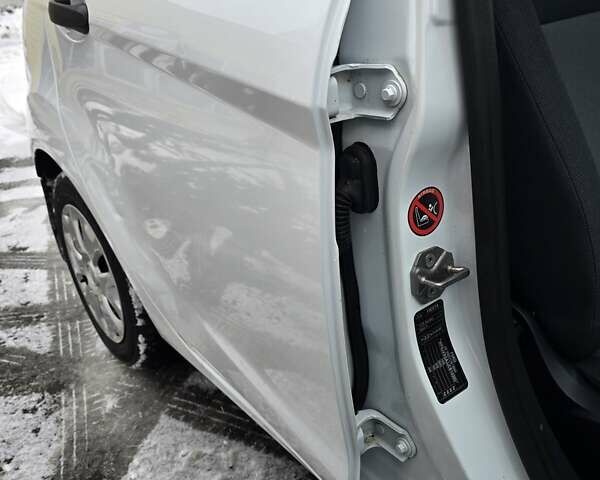 Білий Форд Фієста, об'ємом двигуна 1.25 л та пробігом 53 тис. км за 6400 $, фото 45 на Automoto.ua