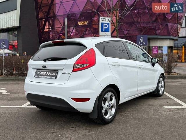 Білий Форд Фієста, об'ємом двигуна 1.39 л та пробігом 150 тис. км за 6990 $, фото 7 на Automoto.ua