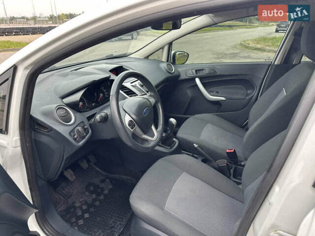 Белый Форд Фиеста, объемом двигателя 1.25 л и пробегом 140 тыс. км за 6300 $, фото 4 на Automoto.ua