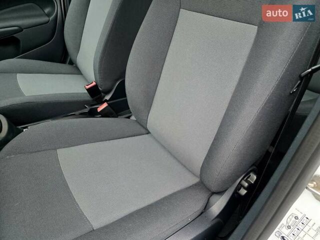 Білий Форд Фієста, об'ємом двигуна 1.25 л та пробігом 53 тис. км за 6400 $, фото 83 на Automoto.ua