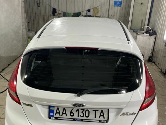 Білий Форд Фієста, об'ємом двигуна 1.4 л та пробігом 125 тис. км за 6000 $, фото 4 на Automoto.ua