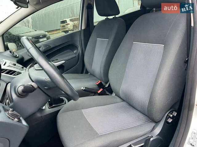 Білий Форд Фієста, об'ємом двигуна 1.2 л та пробігом 140 тис. км за 6990 $, фото 18 на Automoto.ua