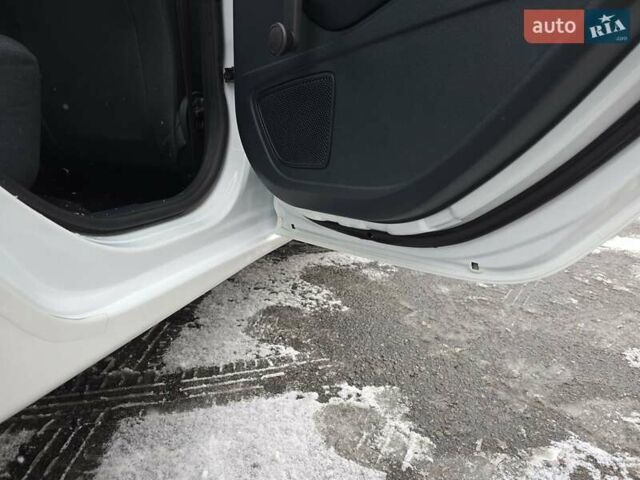 Білий Форд Фієста, об'ємом двигуна 1.25 л та пробігом 53 тис. км за 6400 $, фото 70 на Automoto.ua