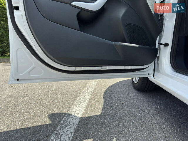 Белый Форд Фиеста, объемом двигателя 1.4 л и пробегом 115 тыс. км за 6500 $, фото 11 на Automoto.ua