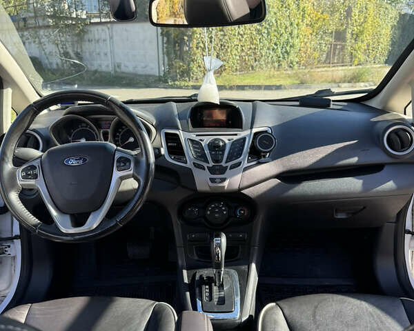 Білий Форд Фієста, об'ємом двигуна 1.6 л та пробігом 157 тис. км за 7800 $, фото 5 на Automoto.ua