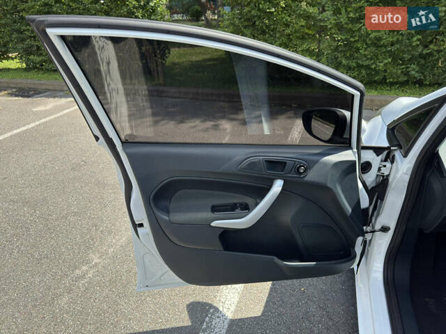 Белый Форд Фиеста, объемом двигателя 1.4 л и пробегом 115 тыс. км за 6500 $, фото 10 на Automoto.ua