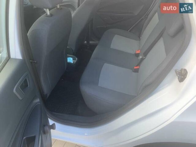 Форд Фиеста 2012 в Полтаве на Automoto.ua Белый Форд Фиеста, объемом двигателя 1.25 л и пробегом 51 тыс. км за 7199 $, фото 7 на Automoto.ua