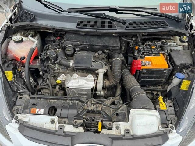 Білий Форд Фієста, об'ємом двигуна 1.4 л та пробігом 38 тис. км за 7600 $, фото 5 на Automoto.ua