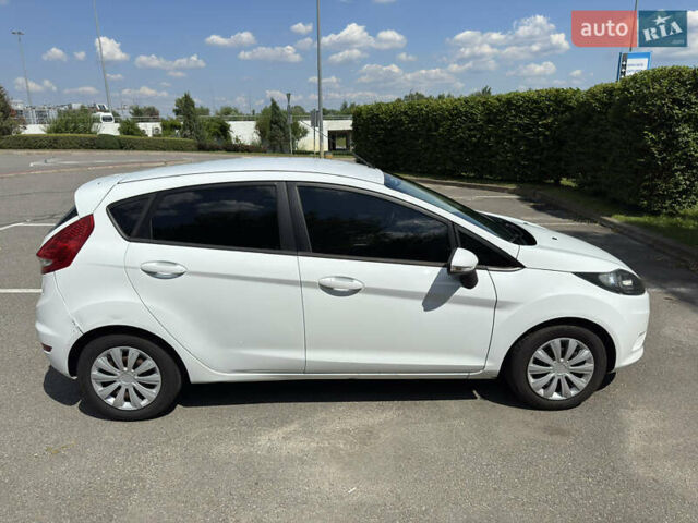 Белый Форд Фиеста, объемом двигателя 1.4 л и пробегом 115 тыс. км за 6500 $, фото 5 на Automoto.ua
