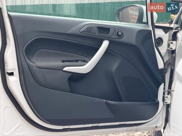 Белый Форд Фиеста, объемом двигателя 1.24 л и пробегом 125 тыс. км за 5490 $, фото 17 на Automoto.ua