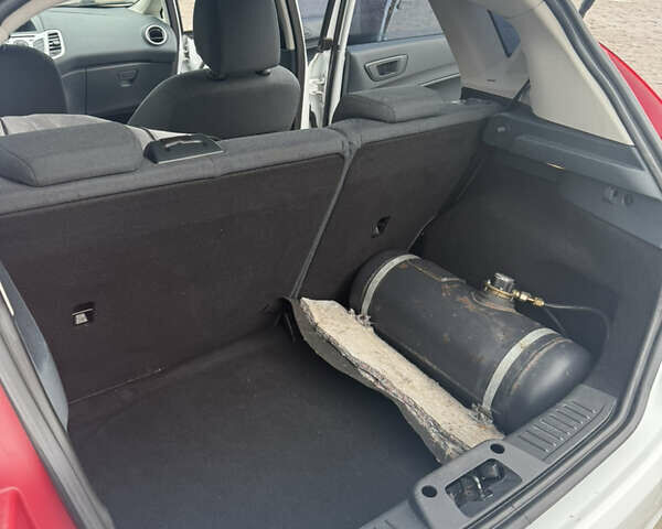 Белый Форд Фиеста, объемом двигателя 1.4 л и пробегом 128 тыс. км за 7100 $, фото 15 на Automoto.ua